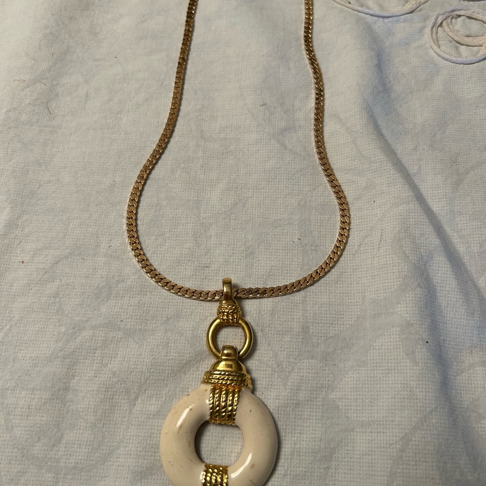VINTAGE SIGNED AVON 16.5” HEAVY GOLD CHAIN/2.5”ENAMELED PENDANT